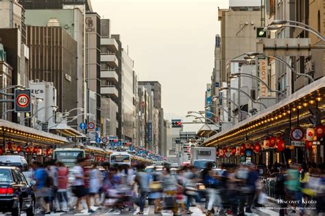 京都駅から河原町：古都の現代と伝統の交差点